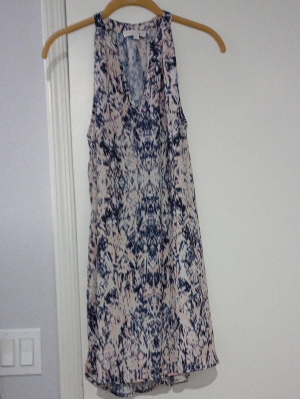 Sleeveless V-Neck Midi Dress in Cream and Navy Abstract Print Size XS